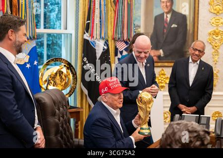 Le président de la FIFA Gianni Infantino présente au président Donald Trump le Trophée de la Coupe du monde de la FIFA lors d'une annonce dans le bureau ovale, vendredi 22 août 2025. (Photo officielle de la Maison Blanche par Joyce N. Boghosian) Banque D'Images