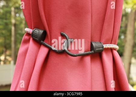 gros plan du parasol de dessus de table avec une corde le maintenant fermé Banque D'Images