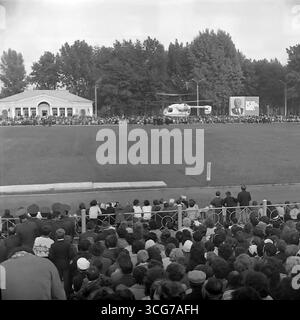 Photo d'archive du point culminant de la célébration du 300e anniversaire de Sloviansk au stade Khimik, 1976, avec un hélicoptère Ka-26 atterrissant sur le terrain devant les spectateurs, comme symbole du progrès technologique pacifique en URSS Banque D'Images