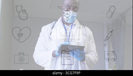 Tenant une tablette numérique, médecin senior portant un stéthoscope et un masque examinant les informations du patient à la clinique Banque D'Images
