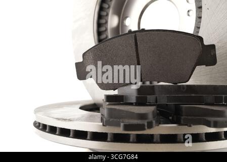 Gros plan d'un disque de frein de voiture et de plaquettes de frein, mettant en évidence l'entretien et la réparation automobile. Banque D'Images