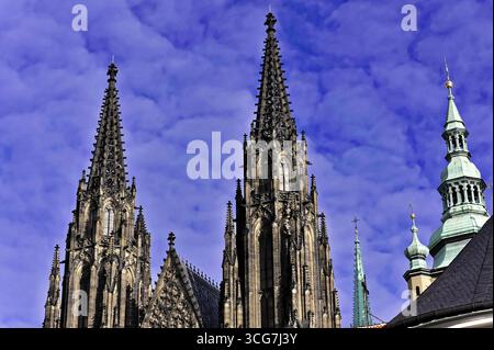 St Vitus ou Cathédrale St Vitus, Hradcany, Prague, République tchèque, Europe, deux tours d'église gothiques s'élèvent dans le ciel bleu nuageux Banque D'Images