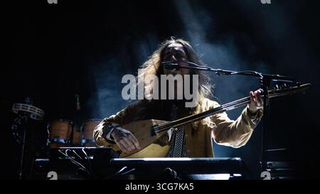 Trondheim, Norvège. 15 août 2025. Le groupe de rock psychédélique turc Altin Gun donne un concert en direct lors du festival de musique norvégien Pstereo Festival 2025 à Trondheim. Banque D'Images