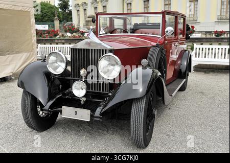 Rolls-Royce RR HP 20 Salmon & sons rouge, construit en 1927, voiture vintage rouge classique et élégante à quatre roues devant un bâtiment historique, Retro CLA Banque D'Images