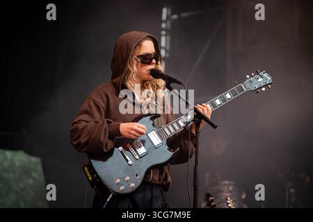 Trondheim, Norvège. 15 août 2025. La chanteuse, compositrice et musicienne anglaise Nilufer Yanya donne un concert en direct lors du festival de musique norvégien Pstereo Festival 2025 à Trondheim. Banque D'Images