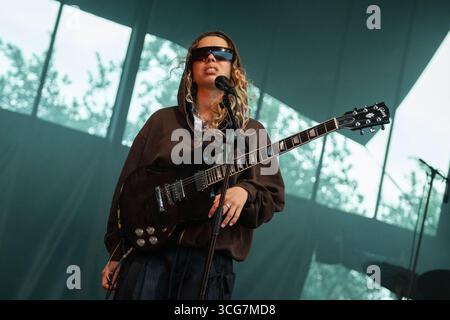 Trondheim, Norvège. 15 août 2025. La chanteuse, compositrice et musicienne anglaise Nilufer Yanya donne un concert en direct lors du festival de musique norvégien Pstereo Festival 2025 à Trondheim. Banque D'Images