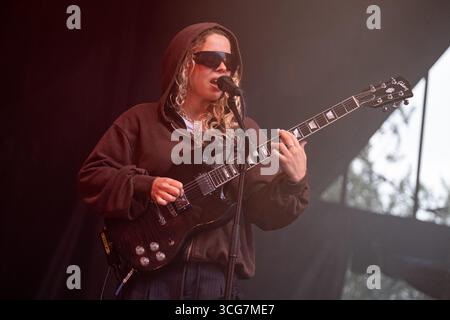 Trondheim, Norvège. 15 août 2025. La chanteuse, compositrice et musicienne anglaise Nilufer Yanya donne un concert en direct lors du festival de musique norvégien Pstereo Festival 2025 à Trondheim. Banque D'Images
