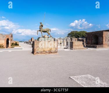 Le Forum civil, point focal de tous les principaux bâtiments publics du site archéologique de Pompéi, Italie Banque D'Images