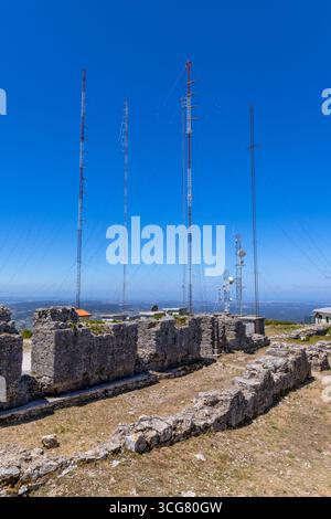 Station de radiodiffusion à Serra de Montejunto avec de hautes tours de transmission radio Banque D'Images