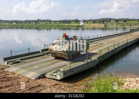 Yeoju, Gyeonggi, CORÉE DU SUD. 27 août 2025. Août 27, 2025-Yeoju, Corée du Sud-ROK 7e brigade du génie de l'armée et 11e bataillon du génie de l'armée américaine les soldats de la 2e division Infantary prennent part à un exercice conjoint de transition près de la rivière Han du Sud à Yeoju, Corée du Sud. L’exercice de trois jours a débuté lundi près de la rivière Namhan à Yeoju, à environ 65 kilomètres au sud-est de Séoul, impliquant environ 300 soldats et quelque 150 pièces d’équipement, y compris des véhicules de pont amphibies KM3 et des systèmes de pont à ruban, selon l’armée. Crédit : ZUMA Press, Inc/Alamy Live News Banque D'Images