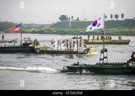 Yeoju, Gyeonggi, CORÉE DU SUD. 27 août 2025. Août 27, 2025-Yeoju, Corée du Sud-ROK 7e brigade du génie de l'armée et 11e bataillon du génie de l'armée américaine les soldats de la 2e division Infantary prennent part à un exercice conjoint de transition près de la rivière Han du Sud à Yeoju, Corée du Sud. L’exercice de trois jours a débuté lundi près de la rivière Namhan à Yeoju, à environ 65 kilomètres au sud-est de Séoul, impliquant environ 300 soldats et quelque 150 pièces d’équipement, y compris des véhicules de pont amphibies KM3 et des systèmes de pont à ruban, selon l’armée. Crédit : ZUMA Press, Inc/Alamy Live News Banque D'Images