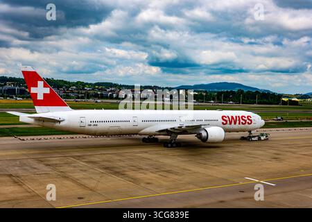 Swiss Airlines avion de passagers circulant sur piste lors d'une journée d'été ensoleillée depuis l'aéroport de Kloten, Zurich, Zurich Canton, Suisse. Banque D'Images