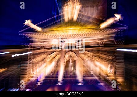 Belle Bundeshaus illuminée bâtiment du Parlement ou Palais fédéral avec statue la nuit dans la ville de Berne, canton de Berne, Suisse. Banque D'Images