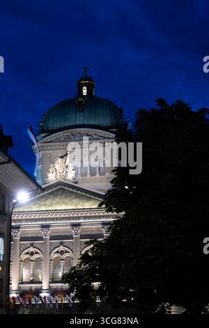 Belle Bundeshaus illuminée bâtiment du Parlement ou Palais fédéral avec statue la nuit dans la ville de Berne, canton de Berne, Suisse. Banque D'Images