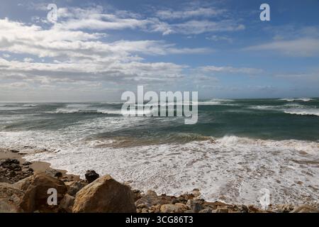 paysage marin de l'océan indien au port elizabeth et ciel bleu nuageux, afrique du sud Banque D'Images