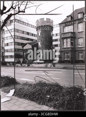 Köln-Altstadt Nord : Kunibertsturm - Häuser Banque D'Images