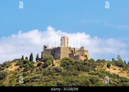 Le fort étoilé de Saint‑Elme couronne la crête, son donjon rond et ses bastions épais arpentant Collioure et Port‑Vendres depuis un sommet verdoyant dominant Banque D'Images