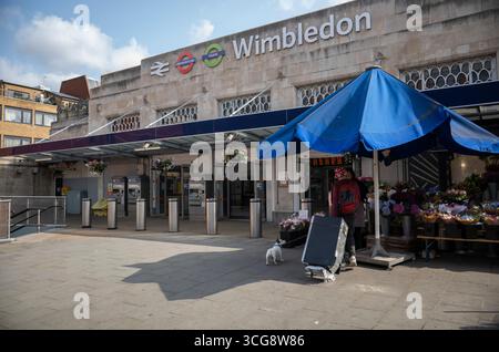 Entrée de la gare principale de Wimbledon, Londres SW19, la gare principale où les championnats de tennis de Wimbledon ont lieu chaque année, sud-ouest de Londres, Royaume-Uni Banque D'Images