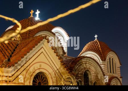 Vue de l'église d'Agioi Anargyroi les toits de tuiles rouges et les croix traversent le ciel sombre, encadré par un fil à Athènes, unité régionale d'Athènes centrale, GRE Banque D'Images