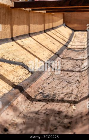 Dakar, Sénégal - 12 mai 2025 : vue d'un canal sablonneux aux bords définis, projetant de longues ombres sous une structure invisible. Banque D'Images
