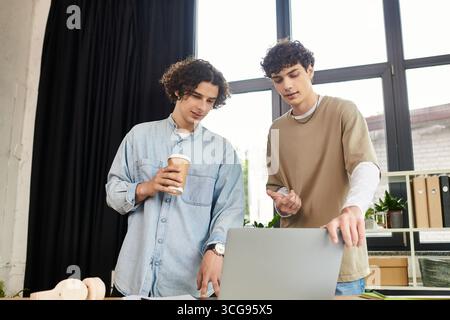 Deux jeunes personnes participent à une séance de travail collaborative, discutant d’idées et de stratégies. Banque D'Images