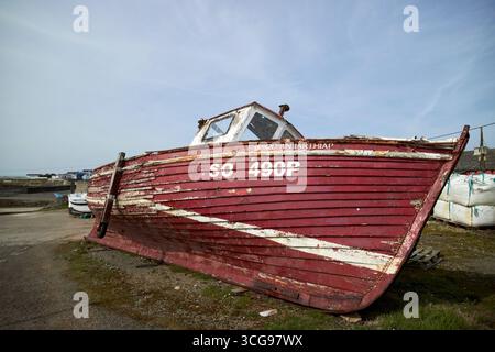 vieux bateau de pêche naufragé brod une iarthair fierté de l'ouest abandonné au port de tory island comté de donegal république d'irlande Banque D'Images