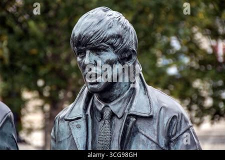 George Harrison de la statue des Beatles , par le sculpteur Andy Edwards, la statue est basée sur une vraie séance photo en 1963 Banque D'Images