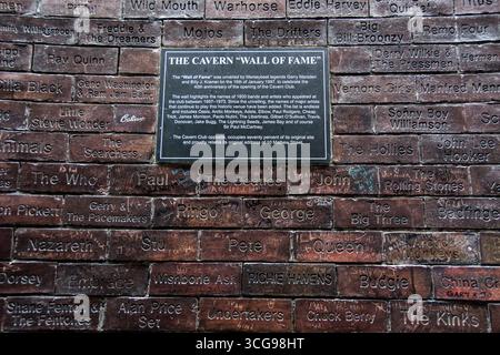 Le mur de la renommée , chaque brique porte le nom d'un célèbre groupe ou artiste ayant joué au Cavern Club , y compris les Beatles et Rolling Stones Banque D'Images
