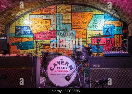 Stage of the Cavern Pub, le spectacle reflète tout depuis les premiers jours de la Cavern, et a été le lieu où la popularité britannique des Beatles a commencé Banque D'Images