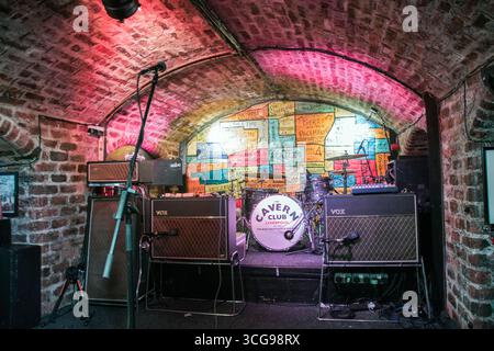 Stage of the Cavern Pub, le spectacle reflète tout depuis les premiers jours de la Cavern, et a été le lieu où la popularité britannique des Beatles a commencé Banque D'Images