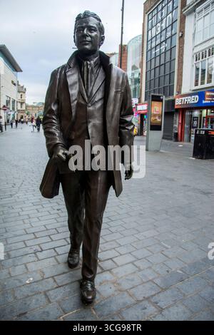 Statue de Brian Epstein (1934-1967), le gérant des Beatles, marque les gens qui ont fait les Beatles Banque D'Images