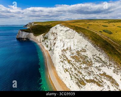 Vue aérienne par drone des célèbres falaises de craie blanche et de la plage à Durdle Door, Dorset. Banque D'Images