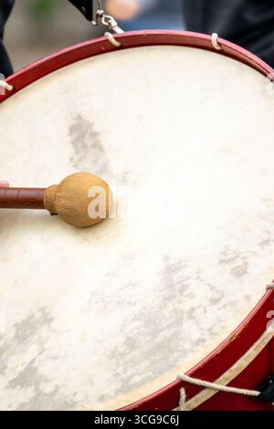 Une scène de musique folklorique traditionnelle avec un batteur. Concept les sons du patrimoine culturel. Banque D'Images