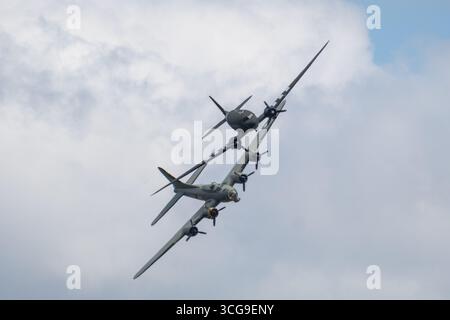 Headcorn Battle of Britain Airshow B17 et DC3 (c47) Banque D'Images