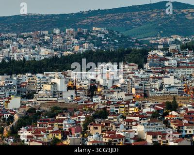 Thessalonique, Grèce 3 août 2025 - vue aérienne panoramique de la ville historique de Thessalonique avec sa forteresse médiévale, maison traditionnelle au toit rouge Banque D'Images