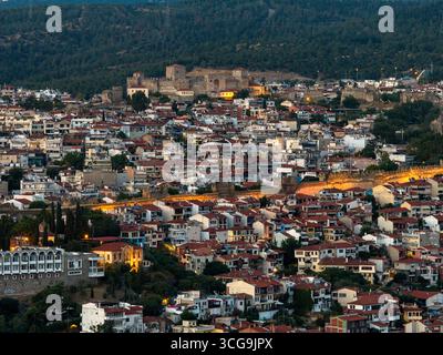 Thessalonique, Grèce 3 août 2025 - vue aérienne panoramique de la ville historique de Thessalonique avec sa forteresse médiévale, maison traditionnelle au toit rouge Banque D'Images
