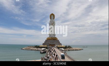 Sanya, province chinoise de Hainan. 27 août 2025. Les touristes visitent la zone touristique culturelle de Nanshan à Sanya, dans la province de Hainan du sud de la Chine, août 27, 2025. Après le passage du typhon Kajiki, la ville de Sanya a rapidement rétabli son marché touristique. Crédit : Zhao Yingquan/Xinhua/Alamy Live News Banque D'Images