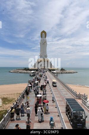 Sanya, province chinoise de Hainan. 27 août 2025. Les touristes visitent la zone touristique culturelle de Nanshan à Sanya, dans la province de Hainan du sud de la Chine, août 27, 2025. Après le passage du typhon Kajiki, la ville de Sanya a rapidement rétabli son marché touristique. Crédit : Zhao Yingquan/Xinhua/Alamy Live News Banque D'Images