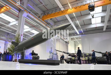 27 août 2025, basse-Saxe, Unterlüß : une fusée ATACMS se dresse à l'inauguration de la nouvelle usine d'artillerie de Rheinmetall. L'usine produira des munitions d'artillerie et plus tard aussi de l'artillerie de roquette. Photo : Julian Stratenschulte/dpa Banque D'Images