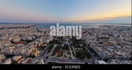 Thessalonique, Grèce 3 août 2025 - vue aérienne panoramique du centre de Thessalonique montrant le parc urbain, les bâtiments de la ville et le front de mer du golfe Thermaic Banque D'Images