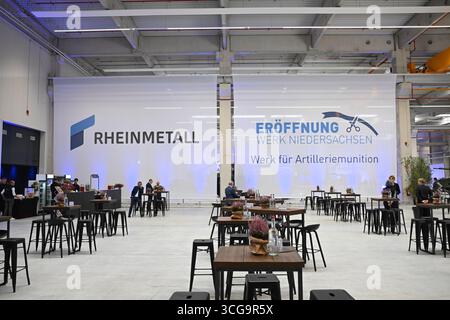 27 août 2025, basse-Saxe, Unterlüß : logos accrochés à l'inauguration de la nouvelle usine d'artillerie de Rheinmetall. L'usine produira des munitions d'artillerie et plus tard aussi de l'artillerie de roquette. Photo : Julian Stratenschulte/dpa Banque D'Images