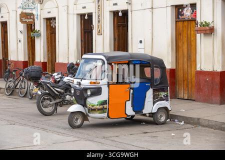 Tuk-tuk attendant des passagers dans un Zapatoca, Colombie Banque D'Images