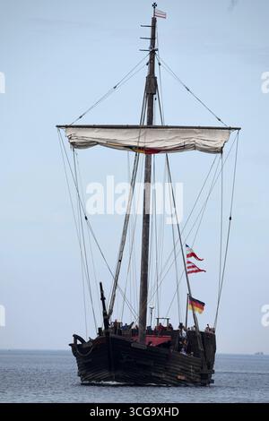 Wismar, Allemagne. 27 août 2025. La réplique de la crémaillère 'Wisemara' navigue dans la baie de Wismar vers l'île de Poel de la mer Baltique. Partiellement ensoleillé et avec des températures autour de 25 degrés, le temps dans le nord de l'Allemagne montre son côté amical. Crédit : Jens Büttner/dpa/Alamy Live News Banque D'Images