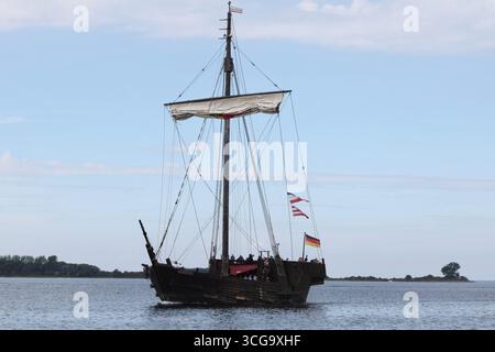 Wismar, Allemagne. 27 août 2025. La réplique de la crémaillère 'Wisemara' navigue dans la baie de Wismar vers l'île de Poel de la mer Baltique. Partiellement ensoleillé et avec des températures autour de 25 degrés, le temps dans le nord de l'Allemagne montre son côté amical. Crédit : Jens Büttner/dpa/Alamy Live News Banque D'Images