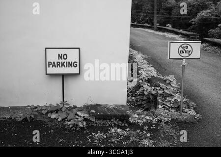 Pas de stationnement panneau d'avertissement d'interdiction d'entrée à la porte d'entrée. Ne pas entrer dans le panneau et panneau d'interdiction de stationnement dans une zone de propriété privée. Personne Banque D'Images