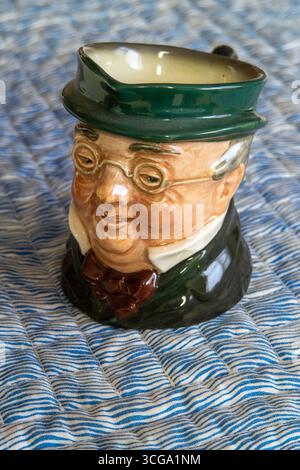Nature morte vintage d'une tasse Toby miniature Royal Doulton de Mr. Pickwick, personnage fictif dans le choix avec des papiers, années 1950 Banque D'Images