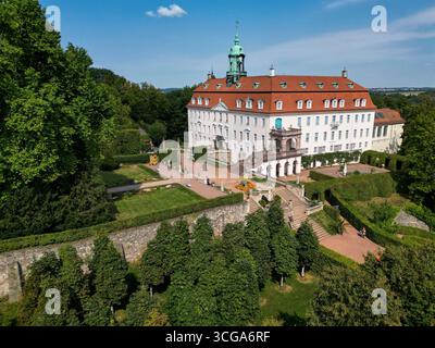 Lichtenwalde, Allemagne. 27 août 2025. Diverses figures faites de citrouilles peuvent être trouvées dans le parc du château de Lichtenwalde. Le château baroque et le parc près de Chemnitz seront transformés en un monde de citrouilles coloré du 30 août au 2 novembre. Sous la devise « Cirque », 18 figures géantes composées de milliers de citrouilles attendent les visiteurs cette année, dont des clowns, des artistes et des éléphants. Les sculptures mesurent jusqu'à quatre mètres de haut et transforment le parc du palais baroque en un grand anneau de cirque en plein air. (Vue aérienne avec drone) crédit : Jan Woitas/dpa/Alamy Live News Banque D'Images
