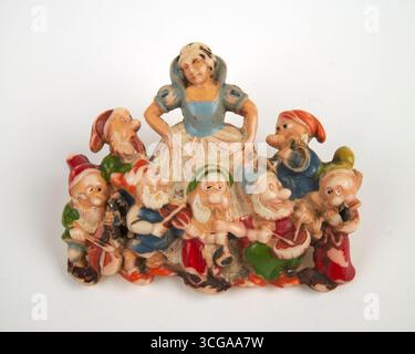 Rare Vintage Snow White et The Seven Dwarves Celluloid Brooch 1930. Banque D'Images