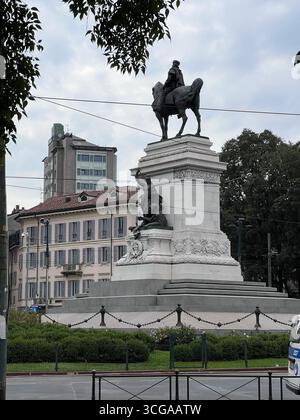La statue équestre du roi Victor Emmanuel II, située à Milan, en Italie, symbolisant l'unification de l'Italie. Banque D'Images