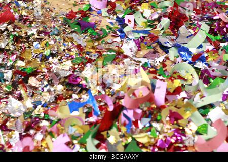 Prise de vue plein format de confettis colorés. Banque D'Images
